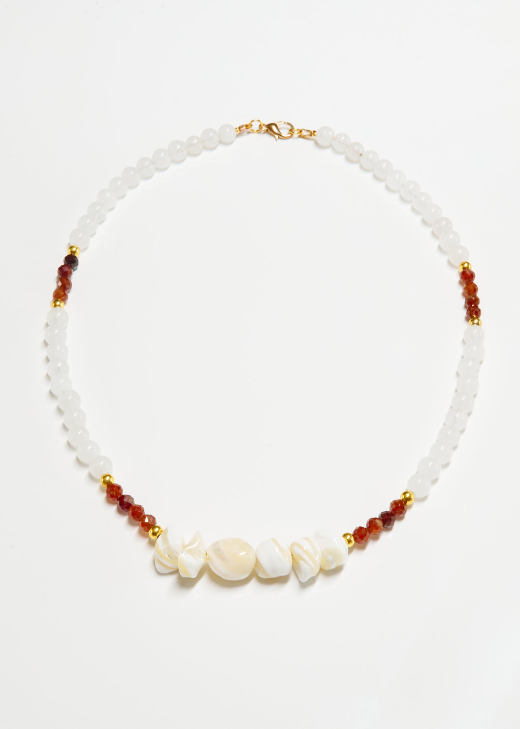 PRZYPŁYW — naszyjnik z kamieni naturalnych.  Muszla · Granat · Chalcedon.