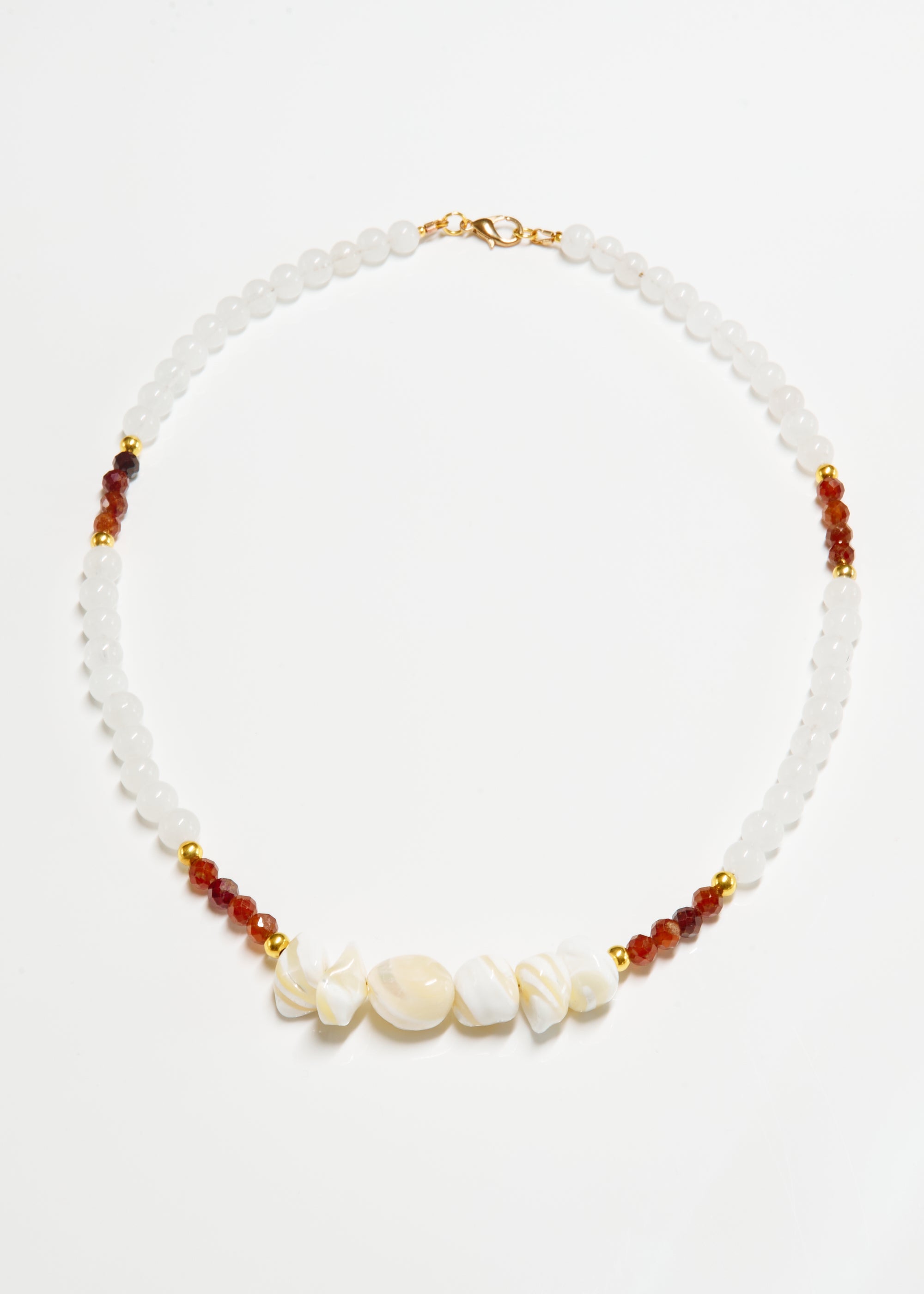 PRZYPŁYW — naszyjnik z kamieni naturalnych.  Muszla · Granat · Chalcedon.