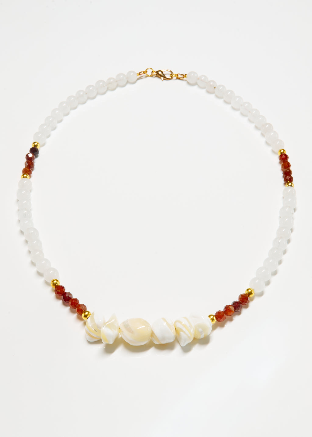PRZYPŁYW — naszyjnik z kamieni naturalnych.  Muszla · Granat · Chalcedon.