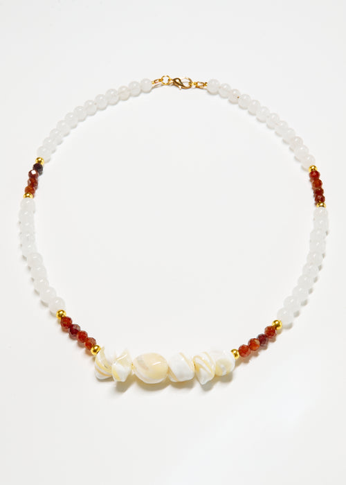 PRZYPŁYW — naszyjnik z kamieni naturalnych.  Muszla · Granat · Chalcedon.