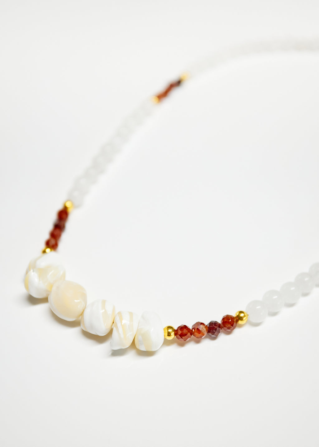 PRZYPŁYW — naszyjnik z kamieni naturalnych.  Muszla · Granat · Chalcedon.