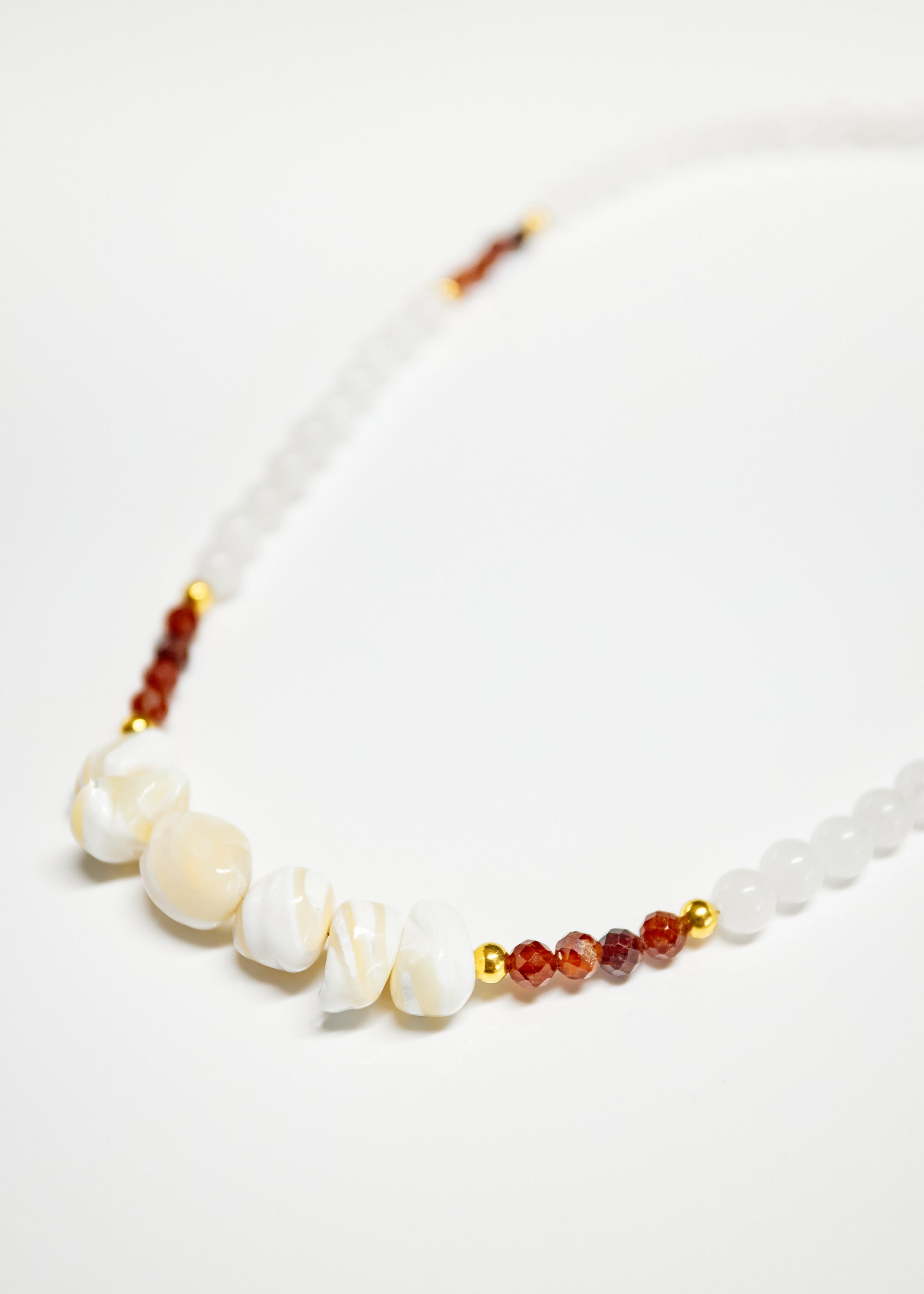 PRZYPŁYW — naszyjnik z kamieni naturalnych.  Muszla · Granat · Chalcedon.