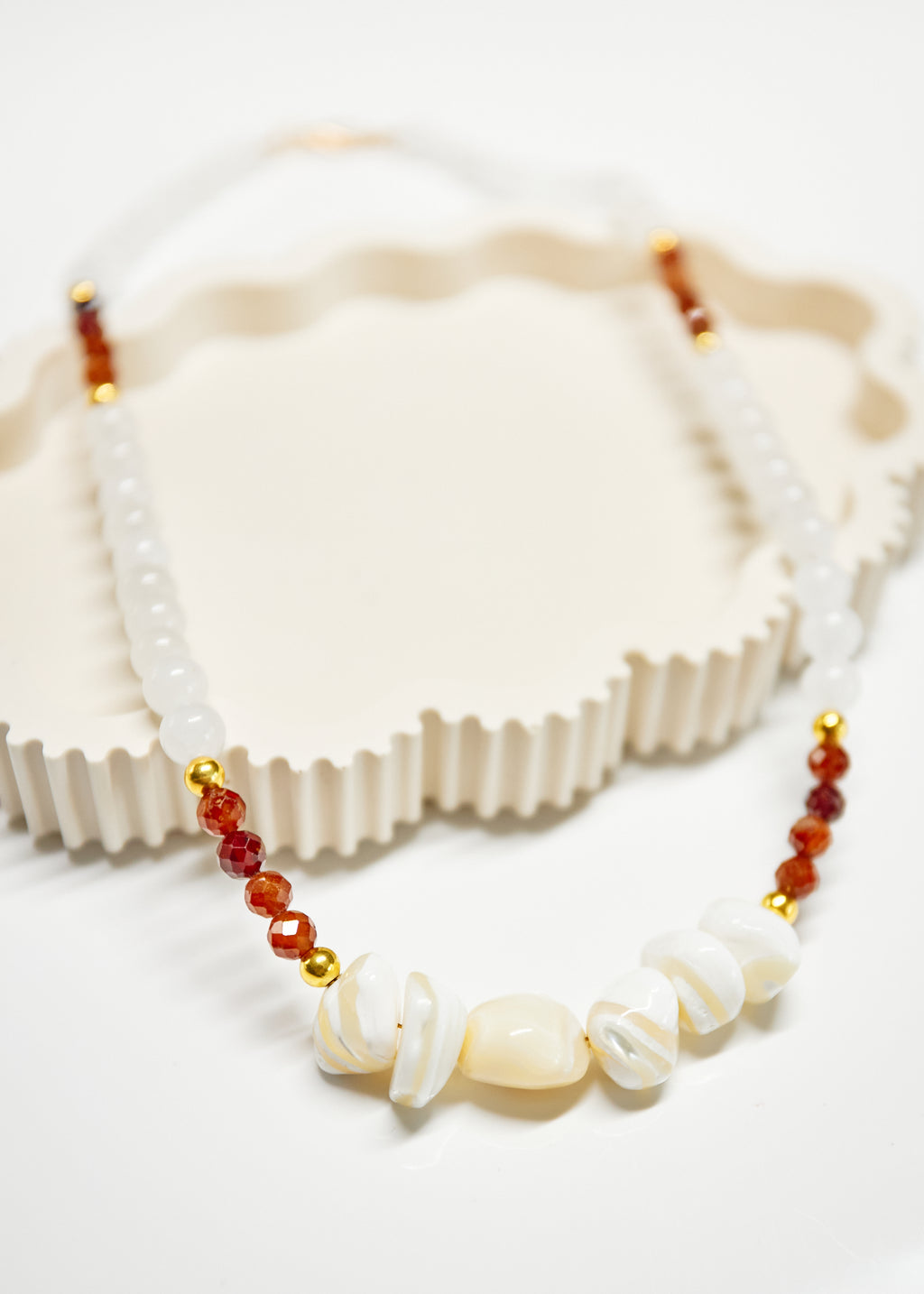 PRZYPŁYW — naszyjnik z kamieni naturalnych.  Muszla · Granat · Chalcedon.