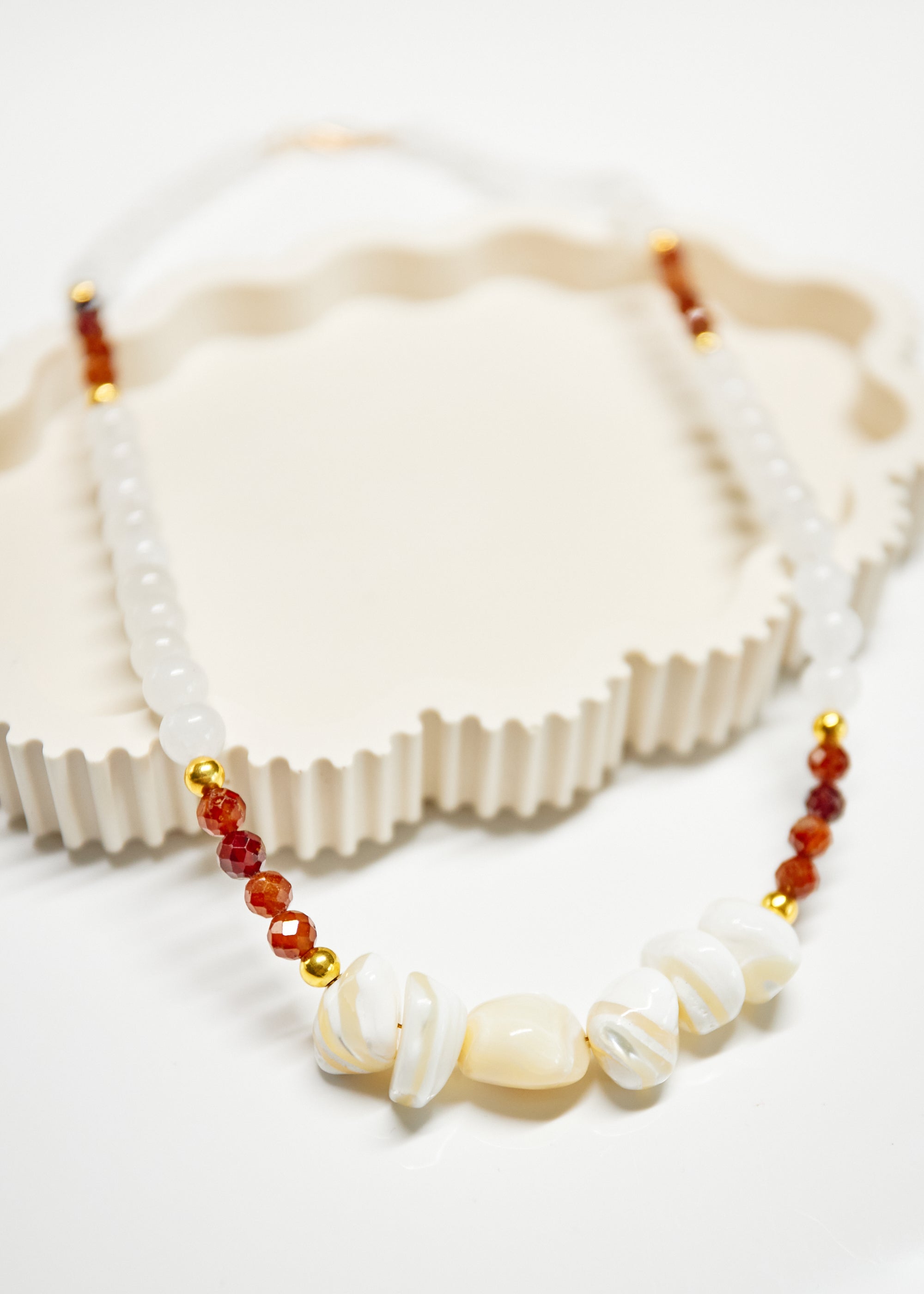 PRZYPŁYW — naszyjnik z kamieni naturalnych.  Muszla · Granat · Chalcedon.