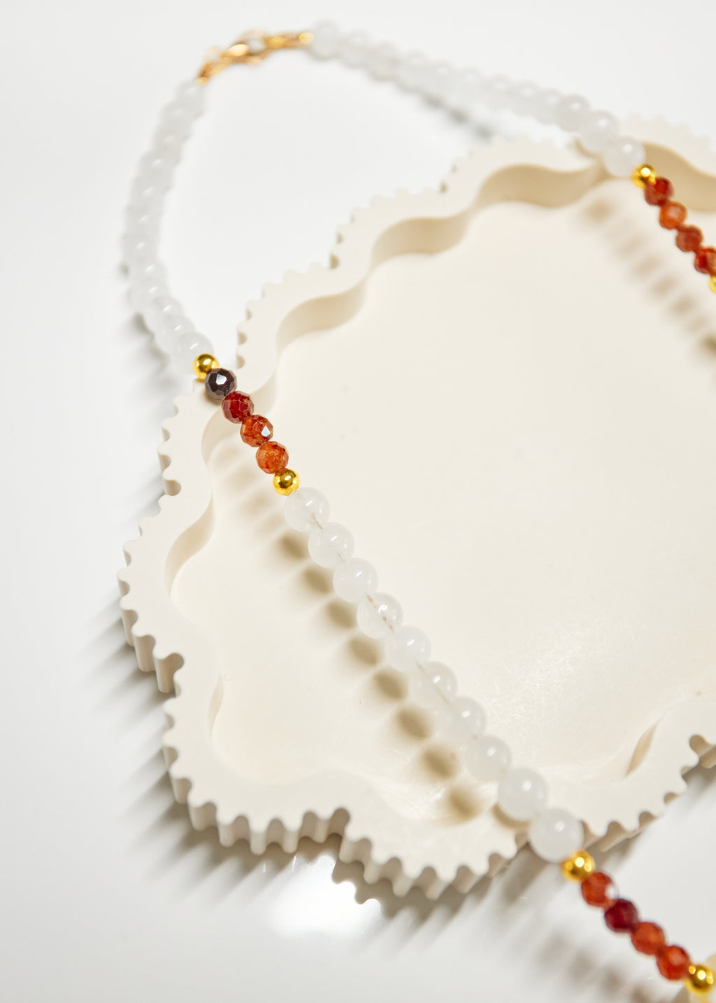 PRZYPŁYW — naszyjnik z kamieni naturalnych.  Muszla · Granat · Chalcedon.