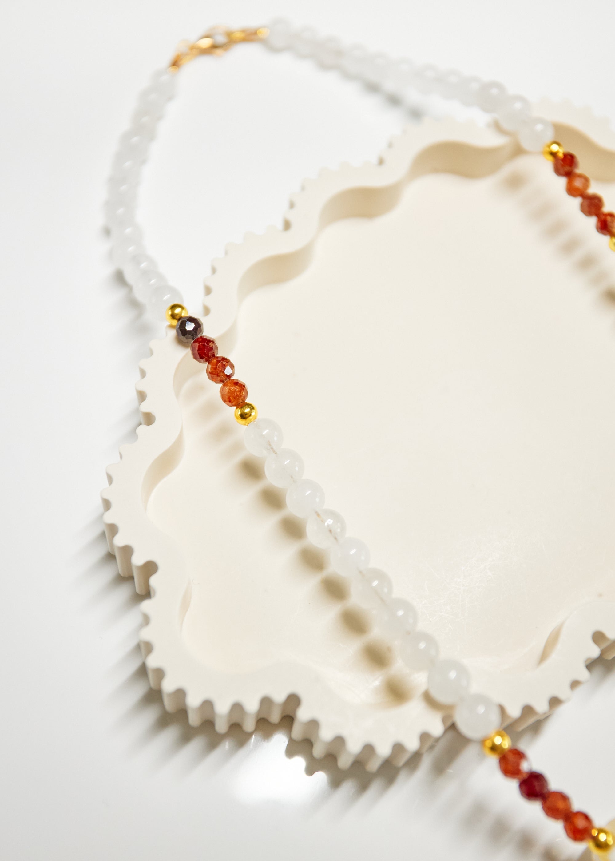 PRZYPŁYW — naszyjnik z kamieni naturalnych.  Muszla · Granat · Chalcedon.