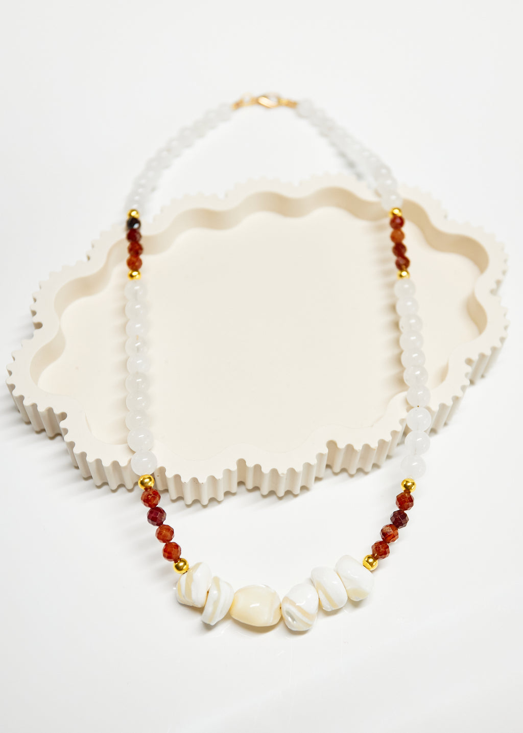 PRZYPŁYW — naszyjnik z kamieni naturalnych.  Muszla · Granat · Chalcedon.