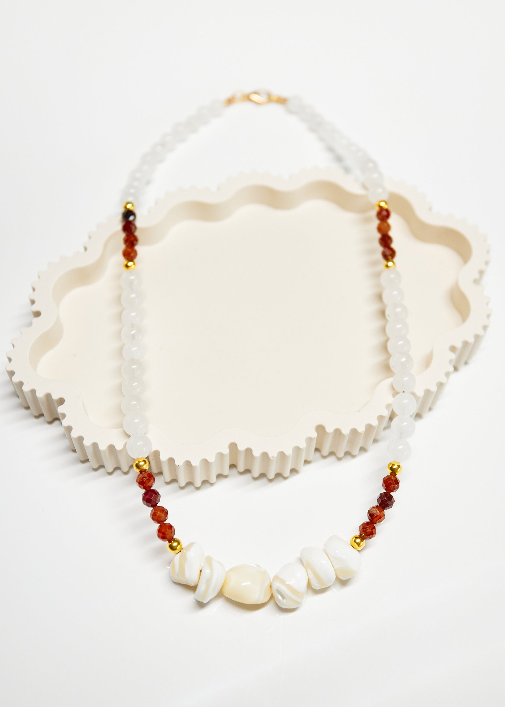 PRZYPŁYW — naszyjnik z kamieni naturalnych.  Muszla · Granat · Chalcedon.