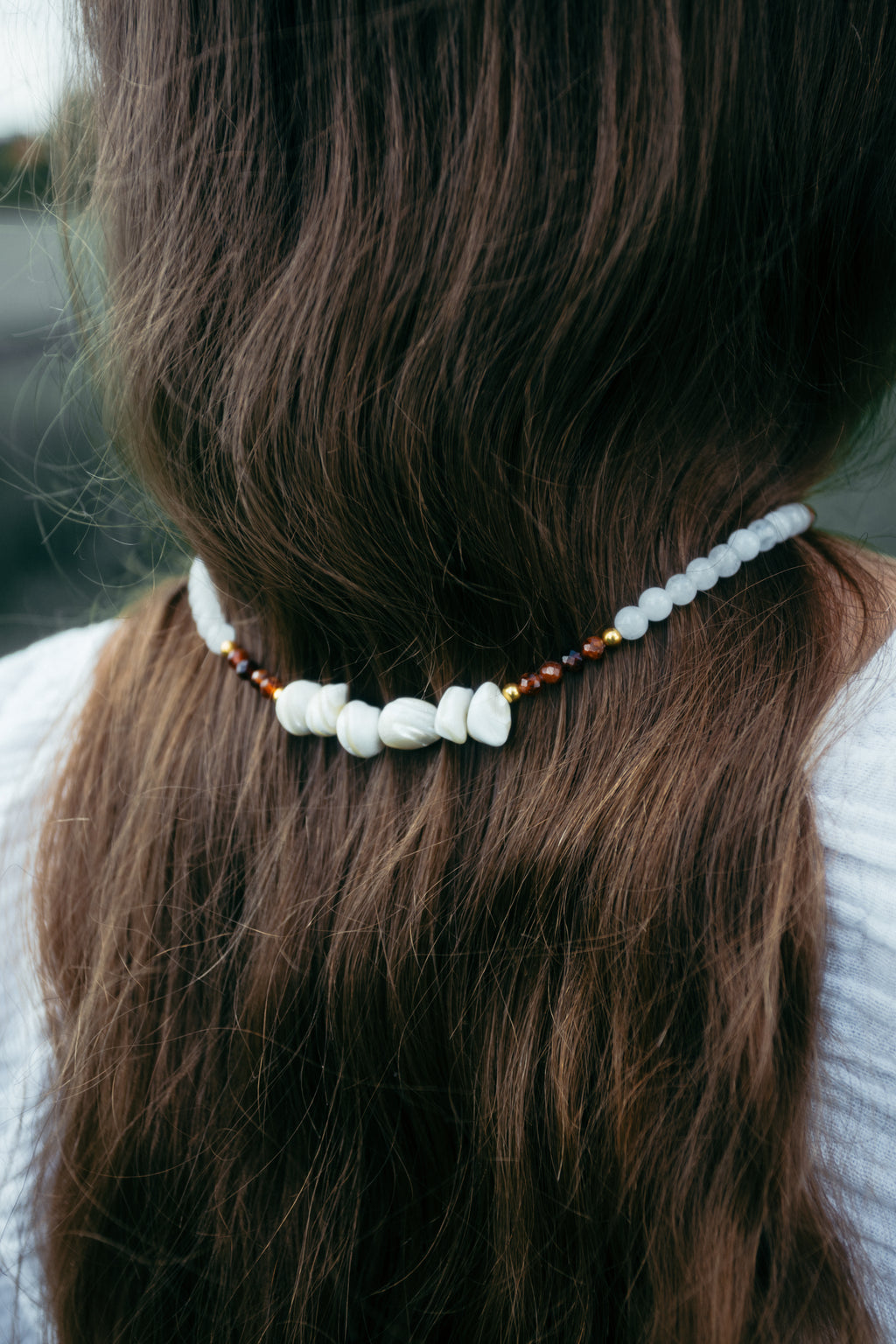 PRZYPŁYW — naszyjnik z kamieni naturalnych.  Muszla · Granat · Chalcedon.